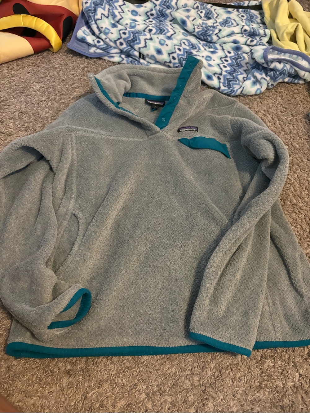 Patagonia Light Gray Fleece Pullover with Teal Trim